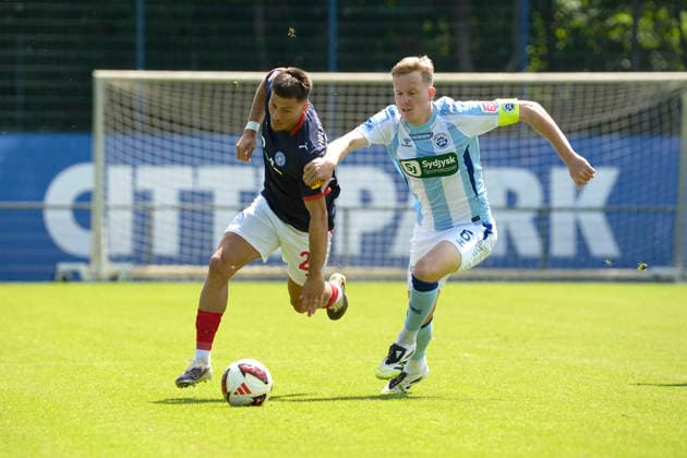 Foto : Adrian Kapralik (Kiel) gegen Rasmus Vinderslev (Sonderjyske) Fussball 2. Bundesliga , Holstein Kiel - Sonderjyske Fodbold Testspiel am Fr. 10.07.2026 *** Photo by Adrian Kapralik: Kiel vs. Rasmus Vinderslev, Sonderjyske Football, 2. Bundesliga; Holstein Kiel vs. Sonderjyske Fodbold, friendly match on Friday, July 10, 2026