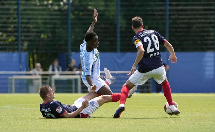 Foto : Ivan NEKIC (Kiel) gegen Mohamed Cherif (Sonderjyske) Fussball 2. Bundesliga , Holstein Kiel - Sonderjyske Fodbold Testspiel am Fr. 10.07.2026 *** Photo by Ivan NEKIC: Kiel vs. Mohamed Cherif, Sonderjyske Football, 2. Bundesliga; Holstein Kiel vs. Sonderjyske Fodbold, friendly match on Friday, July 10, 2026