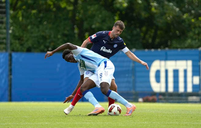 Foto : Mohamed Cherif (Sonderjyske) gegen Jonas MEFFERT (Kiel) Fussball 2. Bundesliga , Holstein Kiel - Sonderjyske Fodbold Testspiel am Fr. 10.07.2026 *** Photo by Mohamed Cherif: Sonderjyske vs. Jonas MEFFERT, Kiel Soccer, 2. Bundesliga; Holstein Kiel vs. Sonderjyske Fodbold, friendly match on Fri, July 10, 2026