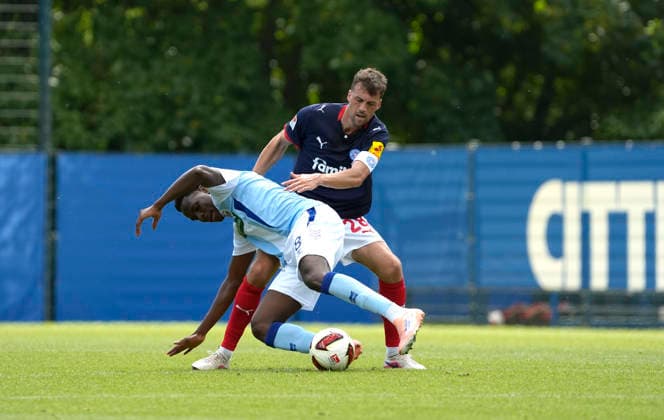 Foto : Mohamed Cherif (Sonderjyske) gegen Jonas MEFFERT (Kiel) Fussball 2. Bundesliga , Holstein Kiel - Sonderjyske Fodbold Testspiel am Fr. 10.07.2026 *** Photo by Mohamed Cherif: Sonderjyske vs. Jonas MEFFERT, Kiel Soccer, 2. Bundesliga; Holstein Kiel vs. Sonderjyske Fodbold, friendly match on Fri, July 10, 2026