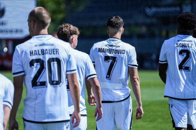 Testspiel: SV Sandhausen vs. 1. FC Kaiserslautern, 10.07.2026 David MamutoviÄ‡ (SV Sandhausen, 7) mit dem neuen Trikot von hinten Testspiel: SV Sandhausen vs. 1. FC Kaiserslautern, Stadion am Hardtwald, 10.07.2026 DFB DFL REGULATIONS PROHIBIT ANY USE OF PHOTOGRAPHS AS IMAGE SEQUENCES AND OR QUASI-VIDEO. *** Friendly Match: SV Sandhausen vs. 1 FC Kaiserslautern, July 10, 2026 David Mamutovic of SV Sandhausen, No. 7, seen from behind in his new jersey Friendly Match: SV Sandhausen vs. 1 FC Kaiserslautern, Stadion am Hardtwald, July 10, 2026 DFB and DFL regulations prohibit any use of photographs as image sequences and or quasi-video Copyright: xBEAUTIFULxSPORTS Boscox