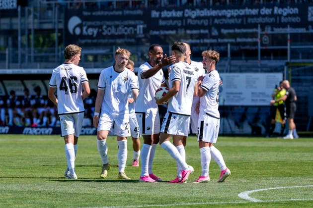 Spieler vom SV Sandhausen (SVS), jubeln über das Tor zum 1:1, Jubel, Torjubel, Torerfolg, celebrate the goal, goal, celebration, jubelt ueber das Tor, Freuen, Freude, freut sich, optimistisch, positiv, Spielszene, Highlight, Action, Aktion, 10.07.2026, Sandhausen (Deutschland), Fussball, Testspiel, SV Sandhausen - 1. FC Kaiserslautern *** Players from SV Sandhausen (SVS) celebrate the goal that tied the game at 1-1, Celebration, goal celebration, scoring a goal, celebrate the goal, goal, celebration, celebrating the goal, joy, happiness, happy, optimistic, positive, game scene, highlight, action, July 10, 2026, Sandhausen, Germany, soccer, friendly match, SV Sandhausen vs. 1. FC Kaiserslautern xozx