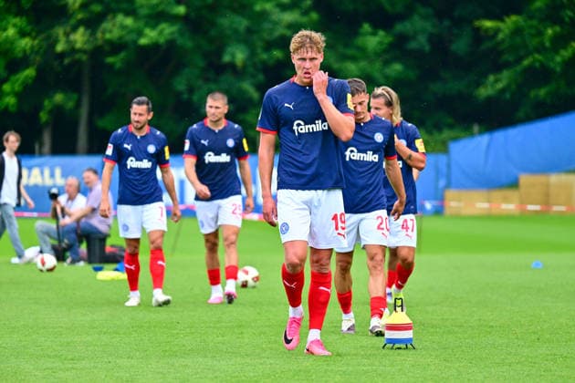 10.07.2026, Fußball, Herren, 2.BL (Bundesliga), Testspiel, Saison 2026 2027, Holstein Kiel - Sonderjyske Fodbold, KSV Phil Harres Kiel Projensdorf, Trainingsplatz Schleswig-Holstein Deutschland *** July 10, 2026, Soccer, Men s, 2nd Bundesliga, Friendly Match, 2026–2027 Season, Holstein Kiel vs. Sonderjyske Fodbold, KSV Phil Harres Kiel Projensdorf, Training Ground, Schleswig-Holstein, Germany