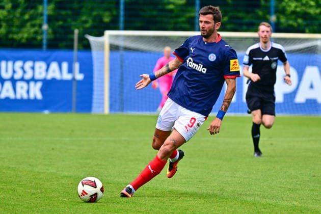 10.07.2026, Fußball, Herren, 2.BL (Bundesliga), Testspiel, Saison 2026 2027, Holstein Kiel - Sonderjyske Fodbold, KSV Trainer Tim Walter (Kiel) Kiel Projensdorf, Trainingsplatz Schleswig-Holstein Deutschland *** July 10, 2026, Soccer, Men s, 2nd Bundesliga, Friendly Match, 2026–2027 Season, Holstein Kiel vs. Sonderjyske Fodbold, KSV Coach Tim Walter, Kiel Projensdorf, Training Ground, Schleswig-Holstein, Germany