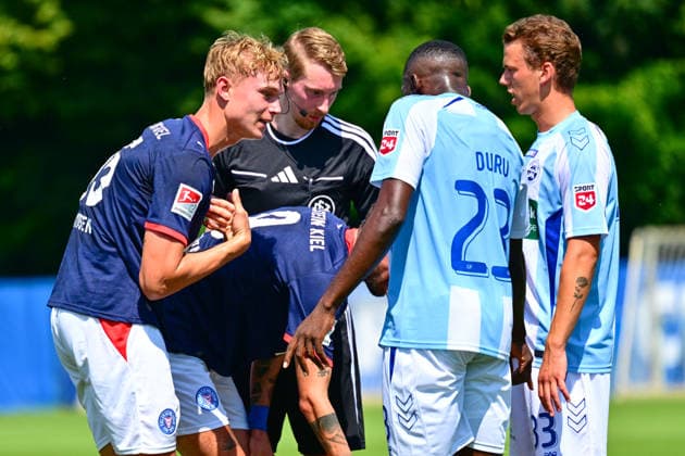 10.07.2026, Fußball, Herren, 2.BL (Bundesliga), Testspiel, Saison 2026 2027, Holstein Kiel - Sonderjyske Fodbold, KSV Kasper Davidsen möchte einen Elfmeter haben Kiel Projensdorf, Trainingsplatz Schleswig-Holstein Deutschland *** July 10, 2026, Soccer, Men s, 2nd Bundesliga, Friendly Match, 2026–2027 Season, Holstein Kiel vs. Sonderjyske Fodbold, KSV Kasper Davidsen wants a penalty kick, Kiel Projensdorf, Training Field, Schleswig-Holstein, Germany
