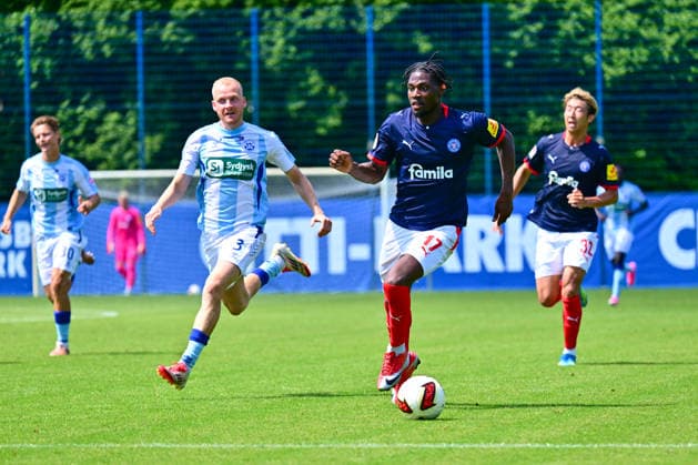 10.07.2026, Fußball, Herren, 2.BL (Bundesliga), Testspiel, Saison 2026 2027, Holstein Kiel - Sonderjyske Fodbold, KSV Faride Alidou in seinem ersten Spiel für Holstein Kiel Kiel Projensdorf, Trainingsplatz Schleswig-Holstein Deutschland *** July 10, 2026, Soccer, Men s, 2nd Bundesliga, Friendly Match, 2026–2027 Season, Holstein Kiel vs. Sonderjyske Fodbold, KSV Faride Alidou in his first game for Holstein Kiel against Kiel Projensdorf, Training Ground, Schleswig-Holstein, Germany