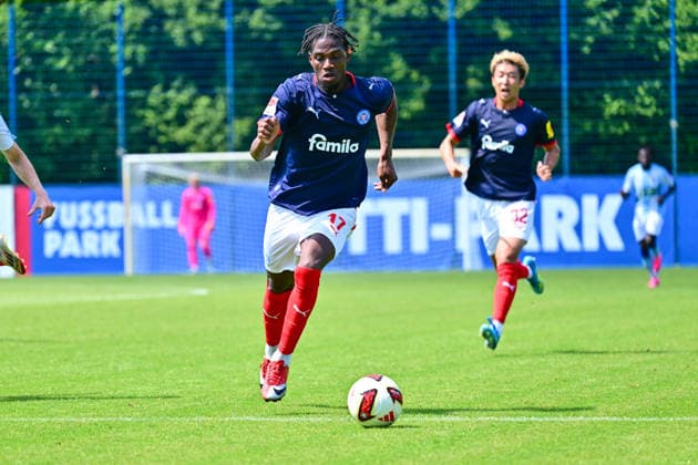 10.07.2026, Fußball, Herren, 2.BL (Bundesliga), Testspiel, Saison 2026 2027, Holstein Kiel - Sonderjyske Fodbold, KSV Faride Alidou in seinem ersten Spiel für Holstein Kiel Kiel Projensdorf, Trainingsplatz Schleswig-Holstein Deutschland *** July 10, 2026, Soccer, Men s, 2nd Bundesliga, Friendly Match, 2026–2027 Season, Holstein Kiel vs. Sonderjyske Fodbold, KSV Faride Alidou in his first game for Holstein Kiel in Projensdorf, Training Ground, Schleswig-Holstein, Germany