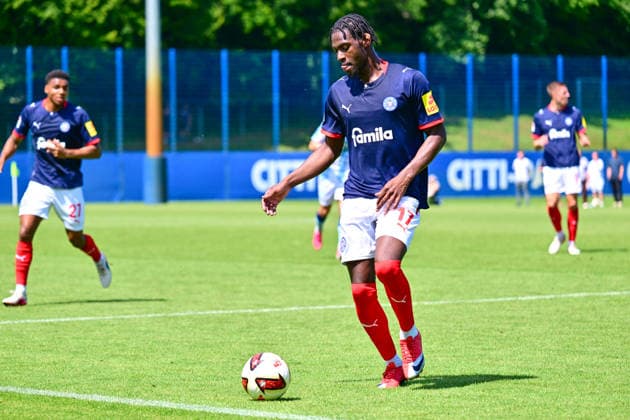 10.07.2026, Fußball, Herren, 2.BL (Bundesliga), Testspiel, Saison 2026 2027, Holstein Kiel - Sonderjyske Fodbold, KSV Faride Alidou in seinem ersten Spiel für Holstein Kiel Kiel Projensdorf, Trainingsplatz Schleswig-Holstein Deutschland *** July 10, 2026, Soccer, Men s, 2nd Division Bundesliga, Friendly Match, 2026–2027 Season, Holstein Kiel vs. Sonderjyske Fodbold, KSV Faride Alidou in his first game for Holstein Kiel in Projensdorf, Training Ground, Schleswig-Holstein, Germany