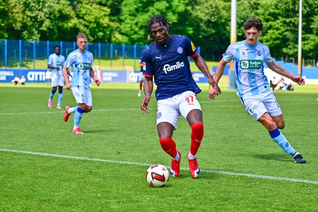 10.07.2026, Fußball, Herren, 2.BL (Bundesliga), Testspiel, Saison 2026 2027, Holstein Kiel - Sonderjyske Fodbold, KSV Faride Alidou in seinem ersten Spiel für Holstein Kiel Kiel Projensdorf, Trainingsplatz Schleswig-Holstein Deutschland *** July 10, 2026, Soccer, Men s, 2nd Bundesliga, Friendly Match, 2026–2027 Season, Holstein Kiel vs. Sonderjyske Fodbold, KSV Faride Alidou in his first game for Holstein Kiel Projensdorf, Training Ground, Schleswig-Holstein, Germany