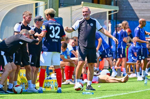 10.07.2026, Fußball, Herren, 2.BL (Bundesliga), Testspiel, Saison 2026 2027, Holstein Kiel - Sonderjyske Fodbold, KSV Trainer Tim Walter (Kiel) Kiel Projensdorf, Trainingsplatz Schleswig-Holstein Deutschland *** July 10, 2026, Soccer, Men s, 2nd Bundesliga, Friendly Match, 2026–2027 Season, Holstein Kiel vs. Sonderjyske Fodbold, KSV Coach Tim Walter, Kiel Projensdorf, Training Ground, Schleswig-Holstein, Germany