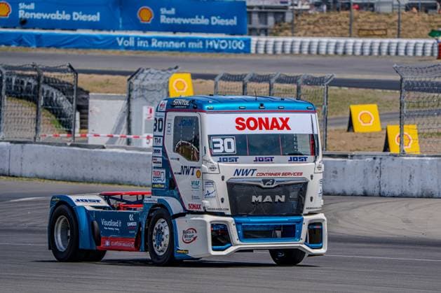 Sascha Lenz steuert den MAN Renntruck 30 des Teams SL Trucksport 30 durch eine Kurve am Nürburgring. Das weiß-blaue Fahrzeug trägt die Hauptsponsoren SONAX, NWT Container Services und JOST. MAN Truck 30 von Sascha Lenz (SL Trucksport 30) am Nürburgring *** Sascha Lenz steers the SL Trucksport 30 team’s MAN Renntruck 30 through a turn at the Nürburgring. The white-and-blue vehicle features its main sponsors, SONAX, NWT Container Services, and JOST. Sascha Lenz’s MAN Truck 30 from SL Trucksport 30 at the Nürburgring Copyright: xMichaelxSchäferx