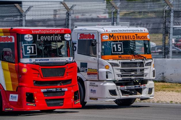 Zwei Renn-Trucks kämpfen Seite an Seite auf dem Nürburgring um Position: der rote 51 (Leverink kreeftopleidingen.nl) und der weiße 15 (Mestebeld Trucks) von Erwin Kleinnagelvoort. Beide Fahrzeuge zeigen deutliche Spuren des Rennbetriebs. Truck-Racing 51 und 15 im Zweikampf am Nürburgring *** Two race trucks battle side by side at the Nürburgring for position: the red No. 51 Leverink kreeftopleidingen nl and the white No. 15 Mestebeld Trucks driven by Erwin Kleinnagelvoort. Both vehicles show clear signs of racing action. Truck Racing 51 and 15 in a head-to-head battleat the Nürburgring Copyright: xMichaelxSchäferx
