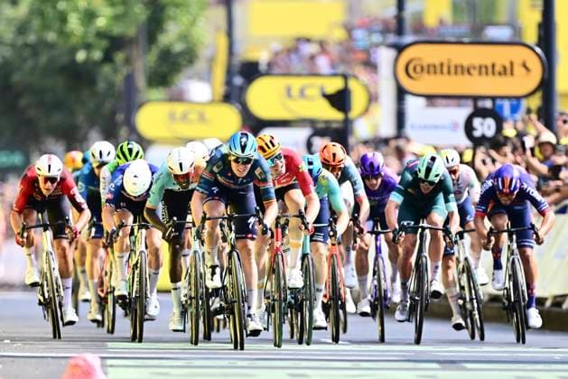 Tour de France 2026 Stage 7 BORDEAUX, FRANCE - JULY 10 : Merlier Tim (BEL) of Soudal Quick-Step wins the sprint, second place for Waerenskjold Soren (NOR) of Uno-X Mobility, third place for Girmay Biniam (ERI) of NSN Cycling Team during stage 7 of the 113rd edition of Tour de France an UCI World Tour 2.UWT cycling road race stage for Men Elite of 175 km with start in Hagetmau and finish in Bordeaux on July 10, 2026 in Bordeaux, France, 10 07 2026 Bordeaux France  Copyright: xLucaxBettinix