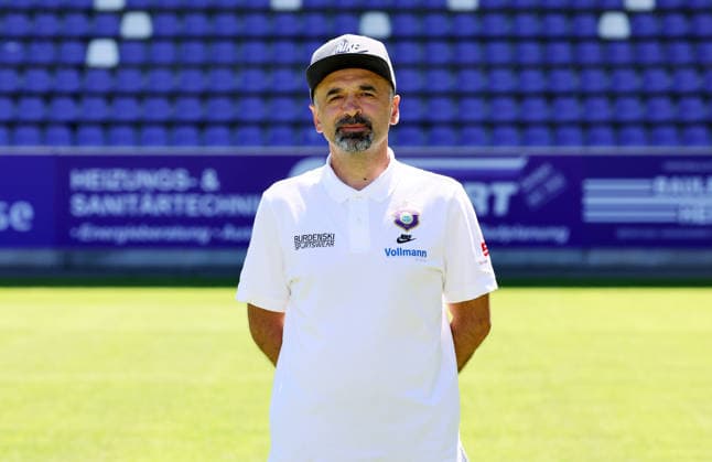 Erz.Aue - Teamfoto Regionalliga Nordost Trainer Khvicha Shubitidze, FC Erzgebirge Aue; Regionalliga Nordost,Ê Porträttermin, 2026 2027, , Aue, 09.07.2026, Erzgebirgsstadion, Fußball, Regionalliga Nordost, Nur für journalistische Zwecke. Only for editorial use! , *** Erz Aue Team Photo, Northeast Regional League, Coach Khvicha Shubitidze, FC Erzgebirge Aue, Northeast Regional League, Portrait Session, 2026–2027, , Aue, July 9, 2026, Erzgebirgsstadion, soccer, Northeast Regional League, For editorial use only, Picture Point