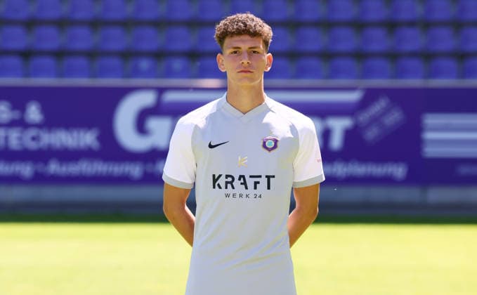 Erz.Aue - Teamfoto Regionalliga Nordost Trainer Theo Kretschmer ( 38, Aue), FC Erzgebirge Aue; Regionalliga Nordost,Ê Porträttermin, 2026 2027, , Aue, 09.07.2026, Erzgebirgsstadion, Fußball, Regionalliga Nordost, Nur für journalistische Zwecke. Only for editorial use! , *** Erz Aue Team Photo, Northeast Regional League, Coach Theo Kretschmer, 38, Aue, FC Erzgebirge Aue, Northeast Regional League, Portrait Session, 2026–2027, , Aue, July 9, 2026, Erzgebirgsstadion, soccer, Northeast Regional League, For editorial use only, Picture Point