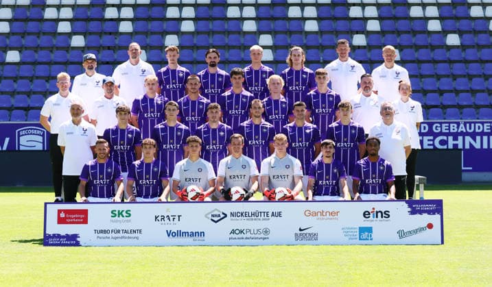 Erz.Aue - Teamfoto Regionalliga Nordost FC Erzgebirge Aue; Regionalliga Nordost,Ê Porträttermin, 2026 2027, Mannschaftsfoto, Hintere Reihe von links nach rechts: Khvicha Shubitidze (Cheftrainer), Enrico Kern (Co-Trainer), Willi Kamm, Nils Lihsek, Linus Queißer, Devin Angleberger, Erik Domaschke (Torwarttrainer), Jan Hochscheidt (Athletiktrainer) , 2.Reihe von oben von links nach rechts: Benjamin Rühling (Co-Trainer Analyse), Uwe Kramer (Teammanager), Finn Heidrich, Patrick Kapp, Christoph Pauling, Hugo Kaps, Levi Wagner, Christian Püschmann (Physiotherapeut), Laura Seifert (Physiotherapeutin) , 3.Reihe von oben von links nach rechts: Steffen Ziffert (Kaderplaner), Maxim Burghardt, Tim Maciejewski, Marcel Bär, Bastian Strietzel, Stylianos Kokovas, Leon Prosche, Dr. Peter Junghänel (Mannschaftsarzt) , Vordere Reihe von links nach rechts: Simon Skarlatidis, Jonas Kehl, Theo Kretschmer, Martin Männel, Max Uhlig, Chadi Ramadan, Aurel Loubongo , Aue, 09.07.2026, Erzgebirgsstadion, Fußball, Regionalliga Nordost, Nur für journalistische Zwecke. Only for editorial use! , *** Erz Aue Team Photo, Northeast Regional League, FC Erzgebirge Aue, Northeast Regional League, Photo Shoot, 2026–2027, Team Photo, Back Row from Left to Right: Khvicha Shubitidze (Head Coach), Enrico Kern (Assistant Coach), Willi Kamm, Nils Lihsek, Linus Queißer, Devin Angleberger, Erik Domaschke (Goalkeeper Coach), Jan Hochscheidt (Strength and Conditioning Coach); 2nd row, from top, left to right: Benjamin Rühling (Assistant Coach, Analysis), Uwe Kramer (Team Manager), Finn Heidrich, Patrick Kapp, Christoph Pauling, Hugo Kaps, Levi Wagner, Christian Püschmann (physical therapist), Laura Seifert (physical therapist), third row from the top, from left to right: Steffen Ziffert (roster planner), Maxim Burghardt, Tim Maciejewski, Marcel Bär, Bastian Strietzel, Stylianos Kokovas, Leon Prosche, Dr. Peter Junghänel (team doctor), front row from left to right: Simon Skarlatidis, Jonas Kehl, Theo Kretschmer, Martin Männel, Max Uhlig, Chadi Ramadan, Aurel Loubongo, Aue, July 9, 2026, Erzgebirgsstadion, soccer, Regionalliga Nordost, For journalistic purposes only, Picture Point