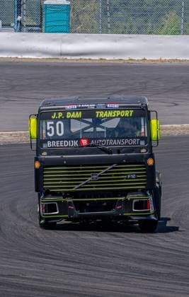 Der Volvo F12 50 von Willem Breedijk (Flyingdutchman Willem Breedijk) durchfährt eine Kurve auf dem Nürburgring. Die Front zeigt die Sponsoren J.P. Dam Transport und Breedijk Autotransport deutlich lesbar. Renn-Truck 50 von Willem Breedijk (Flyingdutchman) am Nürburgring *** Willem Breedijk s Flyingdutchman Volvo F12 50 takes a turn at the Nürburgring. The front clearly displays the sponsors J P Dam Transport and Breedijk Autotransport. Willem Breedijk s Flyingdutchman Renn Truck 50 at the Nürburgring Copyright: xMichaelxSchäferx