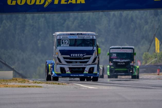 Ein weißer Iveco-Renntrucks mit der Startnummer 19 und Deisen-Design-Sponsoring führt das Feld auf dem Nürburgring an. Dahinter folgt der grüne MAN 29 von Christian Ruppert dicht auf. Iveco 19 führt vor MAN 29 (Christian Ruppert) am Nürburgring *** A white Iveco race truck with start number 19 and sponsored by Deisen Design leads the field at the Nürburgring. Close behind is Christian Ruppert’s green MAN 29. Iveco 19 leads ahead of Christian Ruppert’s MAN 29 at the Nürburgring. Copyright: xMichaelxSchäferx