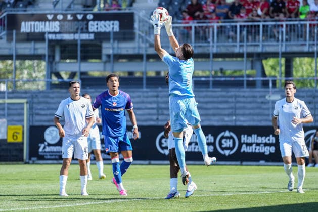 Testspiel: SV Sandhausen vs. 1. FC Kaiserslautern, 10.07.2026 Arthur Lyska (SV Sandhausen, 1) der den Ball aus der Luft holt Testspiel: SV Sandhausen vs. 1. FC Kaiserslautern, Stadion am Hardtwald, 10.07.2026 DFB DFL REGULATIONS PROHIBIT ANY USE OF PHOTOGRAPHS AS IMAGE SEQUENCES AND OR QUASI-VIDEO. *** Friendly Match: SV Sandhausen vs. 1 FC Kaiserslautern, July 10, 2026 Arthur Lyska, SV Sandhausen, 1, who catches the ball out of the air. Friendly match: SV Sandhausen vs. 1 FC Kaiserslautern, Stadion am Hardtwald, July 10, 2026. DFB and DFL regulations prohibit any use of photographs as image sequences and or quasi-video. Copyright: xBEAUTIFULxSPORTS Boscox
