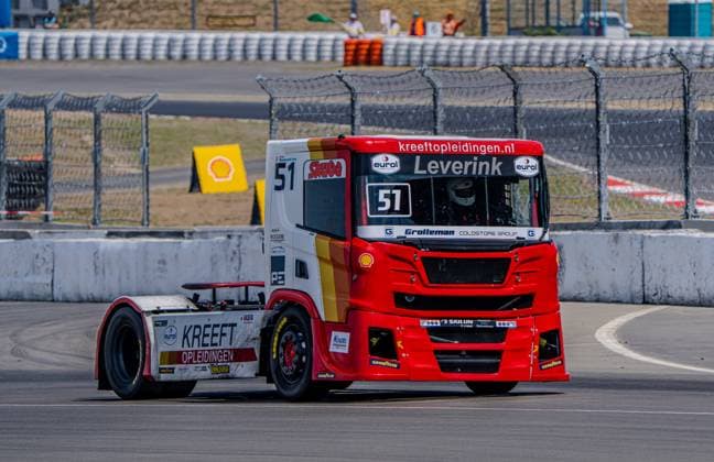 Der Renn-Truck 51 des Truckracingteam Kreeft durchfährt eine Kurve auf dem Nürburgring. Die Livery zeigt die Sponsoren Kreeft Opleidingen, Leverink und Eurol prominent auf rotem Grund. Renn-Truck 51 (Truckracingteam Kreeft) in der Kurve am Nürburgring *** Racing Truck 51 from the Kreeft Truck Racing Team navigates a turn at the Nürburgring. The livery prominently features the sponsors Kreeft Opleidingen, Leverink, and Eurol on a red background. Racing Truck 51 from the Kreeft Truck Racing Team in a turn at the Nürburgring Copyright: xMichaelxSchäferx
