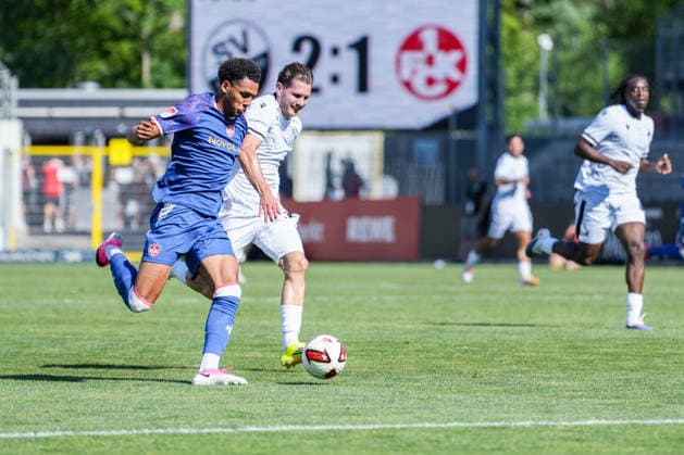 Testspiel: SV Sandhausen vs. 1. FC Kaiserslautern, 10.07.2026 Zweikampf zwischen Thierry Fidjeu-Tazemeta (1. FC Kaiserslautern, 39) und Pascal Testroet (SV Sandhausen, 37) Testspiel: SV Sandhausen vs. 1. FC Kaiserslautern, Stadion am Hardtwald, 10.07.2026 DFB DFL REGULATIONS PROHIBIT ANY USE OF PHOTOGRAPHS AS IMAGE SEQUENCES AND OR QUASI-VIDEO. *** Friendly Match: SV Sandhausen vs. 1 FC Kaiserslautern, July 10, 2026. A tackle between Thierry Fidjeu Tazemeta (1 FC Kaiserslautern, 39) and Pascal Testroet (SV Sandhausen), 37 Friendly match: SV Sandhausen vs. 1 FC Kaiserslautern, Stadion am Hardtwald, July 10, 2026 DFB and DFL regulations prohibit any use of photographs as image sequences and or quasi-video Copyright: xBEAUTIFULxSPORTS Boscox
