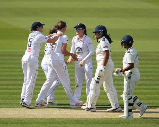 LONDON, ENGLAND - JULY 10: WICKET 229-6. Players of England celebrate with wicket taker Lauren Filer after Richa Ghosh of India is out caught by Issy Wong during day 1 of the Rothesay Test Match between England and India at Lord s Cricket Ground on July 10, 2026 in London, England.  Copyright: xJayxPatel SPPx Sportspressphoto_SPR188406