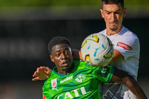 SOCCER - Wattens vs Zhytomyr, test match SCHWAZ,AUSTRIA,10.JUL.26 - SOCCER - ADMIRAL Bundesliga, Premier League, WSG Tirol vs FC Polissya Zhytomyr, test match. Image shows Michael Olakigbe (Wattens) and Gio Maisurdaze (Zhytomyr).  GEPAxpictures xDanielxSchoenherr