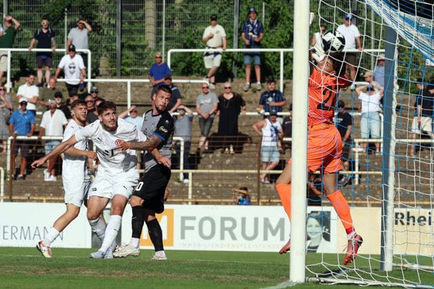 10.07.2026, xrekx, Fussball Testspiel, VfR Mannheim - SV Waldhof Mannheim v.l. Kopfball zum 0:1 durch Julian Ulbricht (SV Waldhof Mannheim) Malwin Zok (VfR Mannheim) (DFL DFB REGULATIONS PROHIBIT ANY USE OF PHOTOGRAPHS as IMAGE SEQUENCES and or QUASI-VIDEO) Mannheim *** July 10, 2026, xrekx, Soccer Friendly Match, VfR Mannheim vs. SV Waldhof Mannheim: Julian Ulbricht scores the 0–1 goal with a header; SV Waldhof Mannheim’s Malwin Zok; VfR Mannheim; DFL; DFB. REGULATIONS PROHIBIT ANY USE OF PHOTOGRAPHS AS IMAGE SEQUENCES AND OR QUASI-VIDEO. Mannheim