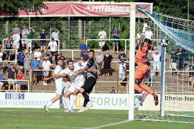 10.07.2026, xrekx, Fussball Testspiel, VfR Mannheim - SV Waldhof Mannheim v.l. Kopfball zum 0:1 durch Julian Ulbricht (SV Waldhof Mannheim) Malwin Zok (VfR Mannheim) (DFL DFB REGULATIONS PROHIBIT ANY USE OF PHOTOGRAPHS as IMAGE SEQUENCES and or QUASI-VIDEO) Mannheim *** July 10, 2026, xrekx, Soccer Friendly Match, VfR Mannheim vs. SV Waldhof Mannheim: Julian Ulbricht scores the 0–1 goal with a header; SV Waldhof Mannheim’s Malwin Zok; VfR Mannheim; DFL; DFB. REGULATIONS PROHIBIT ANY USE OF PHOTOGRAPHS AS IMAGE SEQUENCES AND OR QUASI-VIDEO. Mannheim