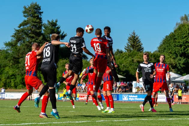 Sport Bilder des Tages Kopfballl von Yanis Cimignani (FC Lugano, 21) zum Abseitstor GER, 1. FC Heidenheim vs FC Lugaon, Fussball, Vorbereitung, Saison 2026 27, 10.07.2026, GER, 1. FC Heidenheim vs FC Lugaon, Fussball, Vorbereitung, Saison 2026 27, 10.07.2026 Leutkirch *** Header by Yanis Cimignani (FC Lugano), 21, for an offside goal (GER), 1 FC Heidenheim vs. FC Lugaon, Soccer, Preseason, 2026–27 Season, October 7, 2026, GER, 1 FC Heidenheim vs. FC Lugaon, soccer, preseason, 2026–27 season, October 7, 2026, Leutkirch Copyright: xEibner-Pressefoto FlorianxWolfx EP_FWF