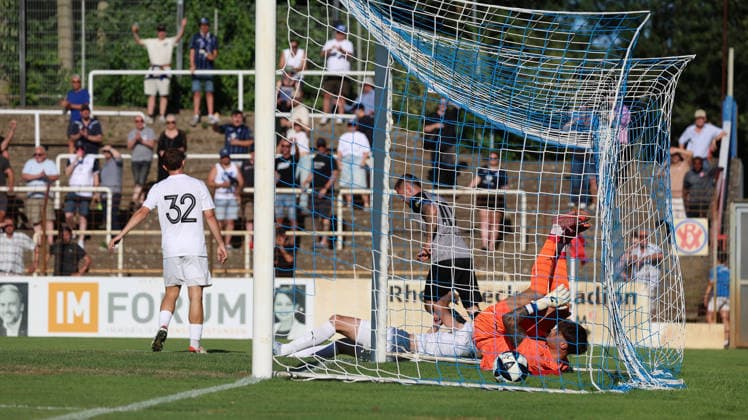10.07.2026, xrekx, Fussball Testspiel, VfR Mannheim - SV Waldhof Mannheim v.l. Kopfball zum 0:1 durch Julian Ulbricht (SV Waldhof Mannheim) Malwin Zok (VfR Mannheim) (DFL DFB REGULATIONS PROHIBIT ANY USE OF PHOTOGRAPHS as IMAGE SEQUENCES and or QUASI-VIDEO) Mannheim *** July 10, 2026, xrekx, Soccer Friendly Match, VfR Mannheim vs. SV Waldhof Mannheim: Julian Ulbricht scores the 0–1 goal with a header; SV Waldhof Mannheim’s Malwin Zok; VfR Mannheim; DFL; DFB. REGULATIONS PROHIBIT ANY USE OF PHOTOGRAPHS AS IMAGE SEQUENCES AND OR QUASI-VIDEO. Mannheim