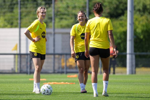10.07.2026, xgrfx, Fussball Regionalliga West, Borussia Dortmund Frauen - Training v.l. Paula Reimann, Noreen Günnewig (Borussia Dortmund) (DFL DFB REGULATIONS PROHIBIT ANY USE OF PHOTOGRAPHS as IMAGE SEQUENCES and or QUASI-VIDEO) Dortmund *** July 10, 2026, xgrfx, Regional League West Soccer, Borussia Dortmund Women s Training, from left: Paula Reimann, Noreen Günnewig, Borussia Dortmund. DFL and DFB regulations prohibit any use of photographs as image sequences and or quasi-video. Dortmund
