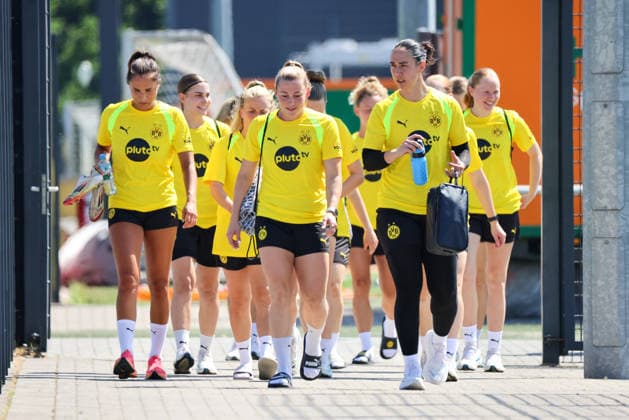 Dortmund, Deutschland: 10.07.2026 - Regionalliga West Frauen - Trainingsauftakt Borussia Dortmund Frauen Im Bild: v.li. Jenske Steenwijk (BVB), Neuzugang Ramona Meier (BVB) und Neuzugang und Torhüterin Manuela Zinsberger (BVB) mit ihren Mannschaftskolleginnen *** Dortmund, Germany, July 10, 2026, Regionalliga West Women: Borussia Dortmund Women Kick Off Training. Pictured from left: Jenske Steenwijk (BVB), new signing Ramona Meier (BVB), and new signing and goalkeeper Manuela Zinsberger (BVB) with their teammates. Copyright: HMBxMedia MadeleinexFantini