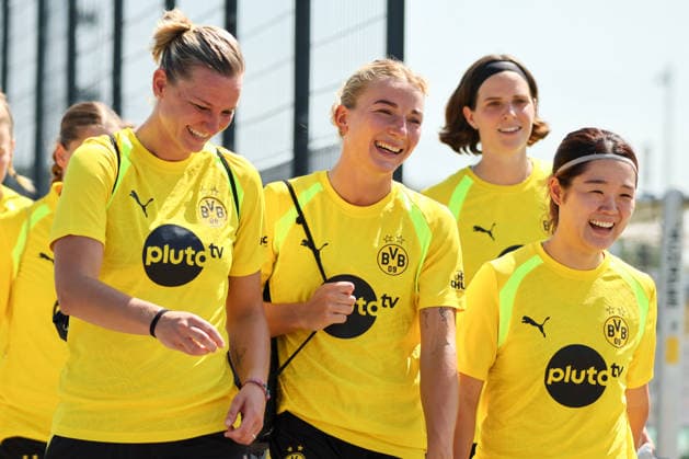 Dortmund, Deutschland: 10.07.2026 - Regionalliga West Frauen - Trainingsauftakt Borussia Dortmund Frauen Im Bild: v.li. Neuzugang Alexandra Popp (BVB) und Ann-Sophie Vogel (BVB) und Sara Ito (BVB) mit ihren Mannschaftskolleginnen lachend *** Dortmund, Germany, July 10, 2026, Regionalliga West Women: Borussia Dortmund Women Kick Off Training. Pictured, from left: New signings Alexandra Popp (BVB), Ann Sophie Vogel (BVB), and Sara Ito (BVB) laughing with their teammates. Copyright: HMBxMedia MadeleinexFantini