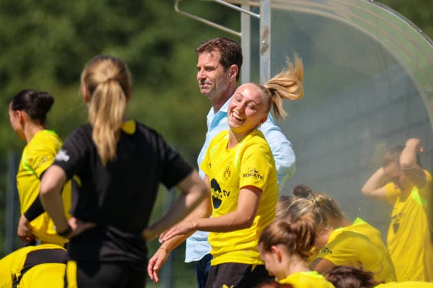 Dortmund, Deutschland: 10.07.2026 - Regionalliga West Frauen - Trainingsauftakt Borussia Dortmund Frauen Im Bild: Der neue Sportdirektor der Frauen von Borussia Dortmund Ralf Kellermann (BVB), vor ihm Frederike Kempe (BVB) *** Dortmund, Germany, July 10, 2026, Regionalliga West Women: Borussia Dortmund Women s Team Kicks Off Training. Pictured: Ralf Kellermann (BVB), the new sporting director of Borussia Dortmund s women s team, with Frederike Kempe (BVB) in front of him. Copyright: HMBxMedia MadeleinexFantini