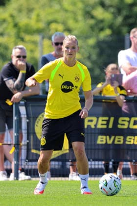 Dortmund, Deutschland: 10.07.2026 - Regionalliga West Frauen - Trainingsauftakt Borussia Dortmund Frauen Im Bild: Neuzugang Alexandra Popp (BVB) *** Dortmund, Germany, July 10, 2026, Regionalliga West Women: Borussia Dortmund Women Kick Off Training; Pictured: New Signing Alexandra Popp, BVB Copyright: HMBxMedia MadeleinexFantini