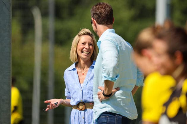Dortmund, Deutschland: 10.07.2026 - Regionalliga West Frauen - Trainingsauftakt Borussia Dortmund Frauen Im Bild: v.li. BVB Geschäftsführerin Svenja Schlenker (BVB) mit dem neuen Sportdirektor der BVB Frauen Ralf Kellermann (BVB) *** Dortmund, Germany, July 10, 2026, Regionalliga West Women: Borussia Dortmund Women Kick Off Training. Pictured, from left: BVB Managing Director Svenja Schlenker and the new sporting director of the BVB Women s team, Ralf Kellermann. Copyright: HMBxMedia MadeleinexFantini