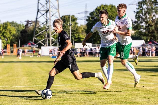 10.07.2026, Fussball, Saison 2026 2027, Regionalliga Südwest, Nebenplatz Vöhringen, Testspiel, SSV Ulm 1846 Fußball - VfB Eichstätt 10.07.2026, Fussball, Saison 2026 2027, Regionalliga Südwest, Nebenplatz Vöhringen, Testspiel, SSV Ulm 1846 Fußball - VfB Eichstätt v.l. 7 Benjamin Goller (SSV Ulm 1846 Fußball), 7 Lucas Schraufstetter (VfB Eichstätt), 19 Markus Müller (VfB Eichstätt) Foto: Lucca Fundel Vöhringen Nebenplatz Bayern Deutschland *** July 10, 2026, Soccer, 2026–2027 Season, Regionalliga Southwest, Vöhringen Auxiliary Field, Friendly Match, SSV Ulm 1846 vs. VfB Eichstätt, July 10, 2026, Soccer, 2026–2027 Season, Regionalliga Southwest, Vöhringen Auxiliary Field, Friendly Match, SSV Ulm 1846 Soccer vs. VfB Eichstätt (from left) 7 Benjamin Goller, SSV Ulm 1846 Soccer, 7 Lucas Schraufstetter, VfB Eichstätt, 19 Markus Müller, VfB Eichstätt; Photo by Lucca Fundel, Vöhringen Auxiliary Field, Bavaria, Germany