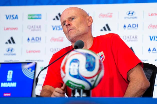 Fotball-VM 2026 Miami Gardens, Florida , USA 20260710. Norges landslagssjef Stale Solbakken under en pressekonferanse med Norges herrelandslag i fotball pa Miami stadion, for kvartfinalen i fotball-VM 2026 mellom Norge og England. Foto: Fredrik Varfjell NTB Miami Gardens, Florida USA EDITORIAL USE ONLY. RESTRICTED USE FOR BETTING COMPANIES Ref:_SPOyST0El71HIM.jpg *** 2026 FIFA World Cup Miami Gardens, Florida, USA 20260710 Norway’s national team coach Stale Solbakken during a press conference with the Norwegian men’s national soccer team at Miami Stadium, ahead of the quarterfinal match between Norway and England at the 2026 FIFA World Cup. Photo by Fredrik Varfjell, NTB, Miami Gardens, Florida, USA. EDITORIAL USE ONLY. RESTRICTED USE FOR BETTING COMPANIES.  Copyright: xFredrikxVarfjellx xNTBx