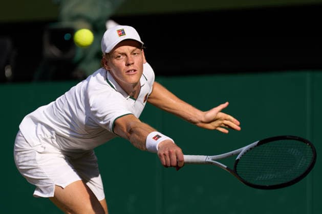 2026 Wimbledon, July 10, Semifinal LONDON, - JULY 10: Jannik Sinner of Italy plays a shot against Novak Djokovic of Serbia during the 2026 Wimbledon, July 10, Semifinal at The all England club, Wimbledon on July 10, 2026 in London, GBR. London The all England club, Wimbledon GBR Copyright: xPeterxvanxdenxBerg ISIxPhotosx 9492