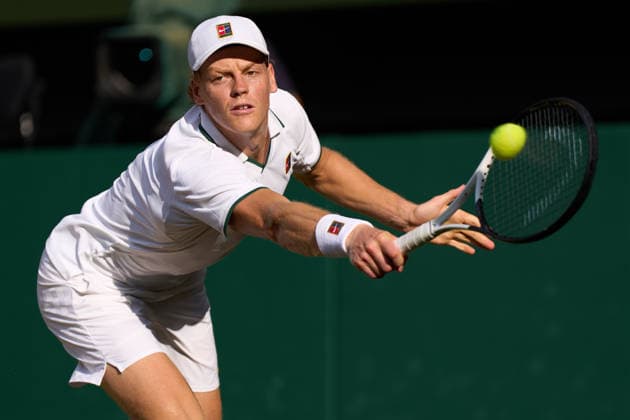 2026 Wimbledon, July 10, Semifinal LONDON, - JULY 10: Jannik Sinner of Italy plays a shot against Novak Djokovic of Serbia during the 2026 Wimbledon, July 10, Semifinal at The all England club, Wimbledon on July 10, 2026 in London, GBR. London The all England club, Wimbledon GBR Copyright: xPeterxvanxdenxBerg ISIxPhotosx 9492
