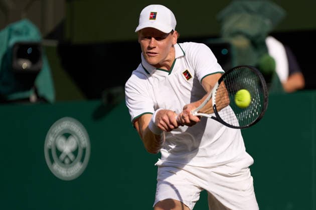 2026 Wimbledon, July 10, Semifinal LONDON, - JULY 10: Jannik Sinner of Italy plays a shot against Novak Djokovic of Serbia during the 2026 Wimbledon, July 10, Semifinal at The all England club, Wimbledon on July 10, 2026 in London, GBR. London The all England club, Wimbledon GBR Copyright: xPeterxvanxdenxBerg ISIxPhotosx 9492