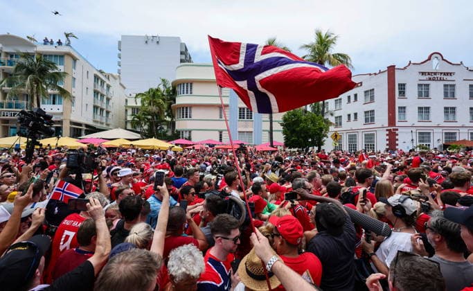 FIFA World Cup, WM, Weltmeisterschaft, Fussball 2026 - Fans of Norway gather at Miami Beach Fans of Norway gather at Miami Beach in Miami, Florida, USA, 10 July 2026. Norway will face England on 11 July in their FIFA World Cup 2026 quarterfinal match. Miami United States  Copyright: xRONALDxWITTEKx