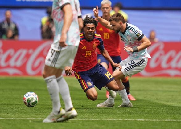 FIFA World Cup, WM, Weltmeisterschaft, Fussball 2026 quarterfinals - Spain vs Belgium Lamine Yamal of Spain (L) and Nicolas Raskin of Belgium (R) in action during the FIFA World Cup 2026 quarterfinals match Spain against Belgium, in Los Angeles, USA, 10 July 2026. INGLEWOOD United States  Copyright: xSCOTTxSTRAZZANTEx