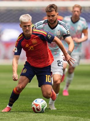 FIFA World Cup, WM, Weltmeisterschaft, Fussball 2026 quarterfinals - Spain vs Belgium Dani Olmo of Spain (front) and Nicolas Raskin of Belgium in action during the FIFA World Cup 2026 quarterfinals match Spain against Belgium, in Los Angeles, USA, 10 July 2026. INGLEWOOD United States  Copyright: xSCOTTxSTRAZZANTEx
