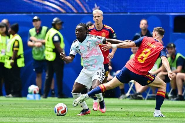 Belgium s Jeremy Doku and Spain s Fabian Ruiz pictured in action during a soccer game between Spain and Belgian national team, Nationalteam Red Devils, on Friday 10 July 2026 in Los Angeles, USA, in the 1 4 finals of the FIFA World Cup, WM, Weltmeisterschaft, Fussball 2026. DIRKxWAEM  x180898930x