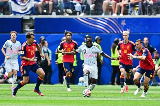 Spain s Mikel Oyarzabal, Belgium s Jeremy Doku and Spain s Fabian Ruiz pictured in action during a soccer game between Spain and Belgian national team, Nationalteam Red Devils, on Friday 10 July 2026 in Los Angeles, USA, in the 1 4 finals of the FIFA World Cup, WM, Weltmeisterschaft, Fussball 2026. DIRKxWAEM  x180898933x