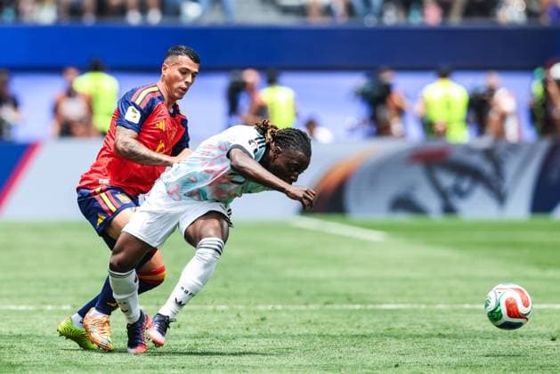 Spain s Pedro Porro and Belgium s Jeremy Doku pictured in action during a soccer game between Spain and Belgian national team, Nationalteam Red Devils, on Friday 10 July 2026 in Los Angeles, USA, in the 1 4 finals of the FIFA World Cup, WM, Weltmeisterschaft, Fussball 2026. BRUNOxFAHY  x180899041x