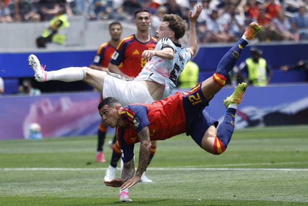 FIFA World Cup, WM, Weltmeisterschaft, Fussball 2026 quarterfinals - Spain vs Belgium Maxim De Cuyper (L) of Belgium in action against Pedro Porro of Spain during the FIFA World Cup 2026 quarterfinals match Spain against Belgium, in Los Angeles, USA, 10 July 2026. INGLEWOOD United States  Copyright: xCHRISTOPHERxTORRESx