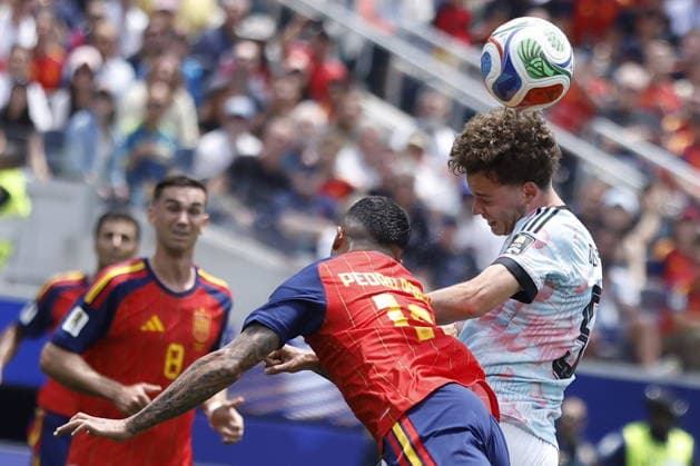 FIFA World Cup, WM, Weltmeisterschaft, Fussball 2026 quarterfinals - Spain vs Belgium Maxim De Cuyper (R) of Belgium in action against Pedro Porro of Spain during the FIFA World Cup 2026 quarterfinals match Spain against Belgium, in Los Angeles, USA, 10 July 2026. INGLEWOOD United States  Copyright: xCHRISTOPHERxTORRESx